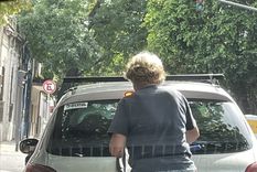 Una abuela limpiando vidrios Foto: Twitter/@ulichaparro12