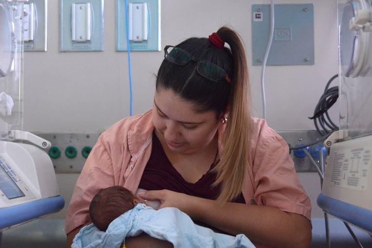 Estudios afirman que los anticuerpos contra el covid se transmiten por la leche materna