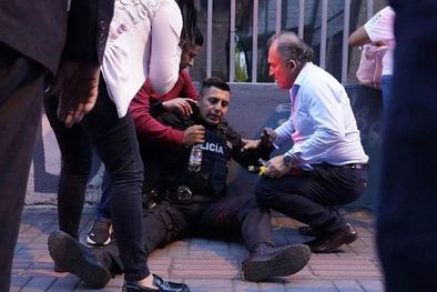 MDZol | Un policía se recupera tras el atentado que causó la muerte de Fernando Villavicencio. Foto: GETTY IMAGES