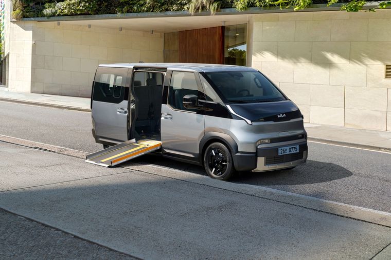 Kia amplía su gama de movilidad accesible con el PV5 WAV de entrada lateral.