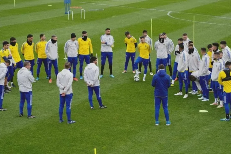 Ibarra se juntó con sus jugadores, pero no hubo respuesta y la incertidumbre crece en Boca.