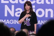 CFK recibió a un herido luego de una nueva marcha por los jubilados. Foto: EFE CFK recibió a un herido luego de una nueva marcha por los jubilados. Foto: EFE