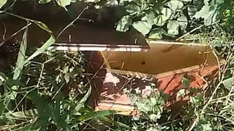 El ataúd fue hallado a pocos metros de una escuela, en las calles Leandro Alem y Mitre.