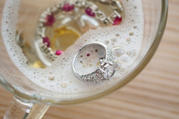 Un recipiente con agua, bicarbonato y papel aluminio es suficiente para limpiar la plata de forma rápida y segura. Foto: Shutterstock Un recipiente con agua, bicarbonato y papel aluminio es suficiente para limpiar la plata de forma rápida y segura. Foto: Shutterstock