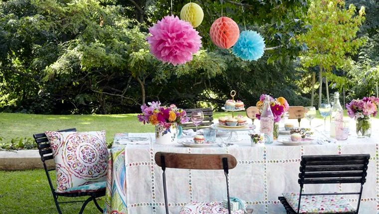 Atando adornos a las ramas de las árboles se prepara un escenario ideal para una cena al aire libre bajo acompañado de luces de colores. Foto: Future
