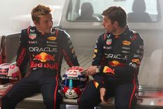 Verstappen y ¿un signo de apoyo a Lawson? Foto: Red Bull Racing
