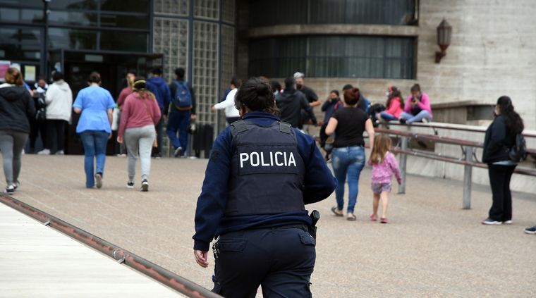 Efectivo de las policía en el Hospital Central Foto: ALF PONCE MERCADO / MDZ