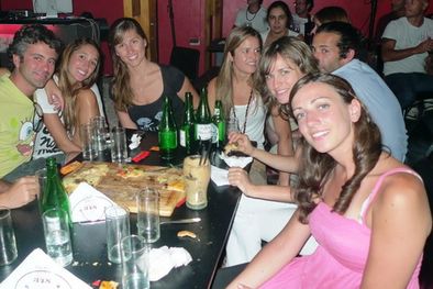MDZol | Mauro, Seba, Juli, Any, Caro, Luli y Lili. Una foto espontánea:  tal cual nos conocen, dijo el grupo mientras el fotógrafo hacía la toma. Foto: Gentileza