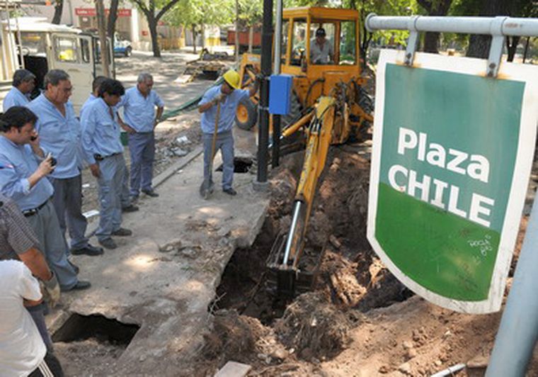 Los arreglos en plaza Chile ocasionaron problemas de energía. Foto: Nacho Gaffuri / MDZ