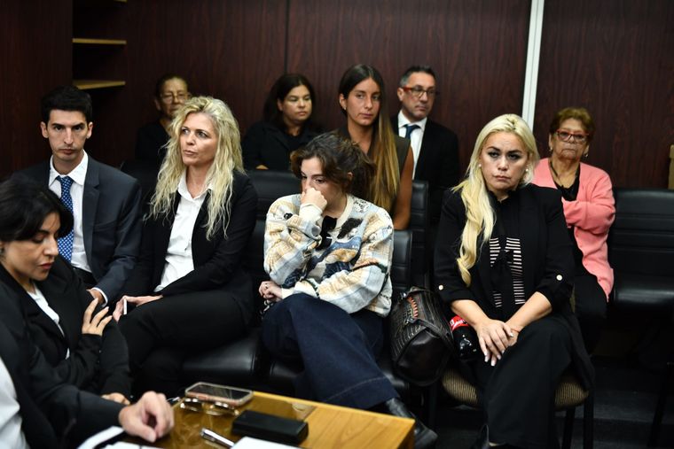 Dalma y Gianinna Maradona junto a Verónica Ojeda en el juicio por la muerte de Diego Maradona.