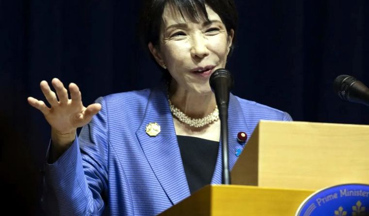 Sanae Takaichi, de Japón, lleva al país a la carrera de armas, ante el asedio de China. Foto Efe