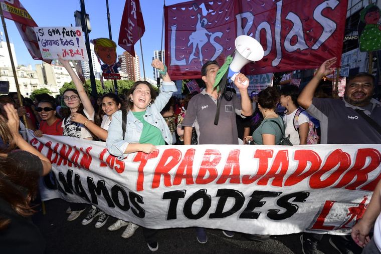 Mañuela Castañera con Las Rojas en la marcha por el 8M. Mañuela Castañera con Las Rojas en la marcha por el 8M.