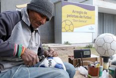 Armando Robles es un artesano en su labor Foto: Maximiliano Ríos/MDZ