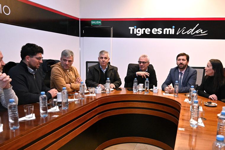 Juliano, Zamora, Britos Zabaleta escuchan al intendente Mittelbach, de Ameghino y al resto de los dirigentes radicales y peronistas bonaerenses. Juliano, Zamora, Britos Zabaleta escuchan al intendente Mittelbach, de Ameghino y al resto de los dirigentes radicales y peronistas bonaerenses.