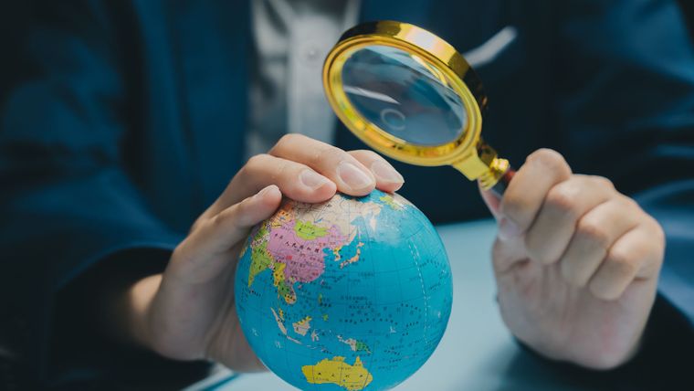 La curiosidad es un motor que moviliza a buscar respuestas y ser creativos. La curiosidad es un motor que moviliza a buscar respuestas y ser creativos.