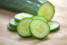 Aprende a preparar agua de pepino y jengibre, ideal para limpiar tu organimo Foto: Shutterstock