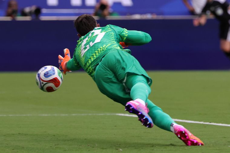 Muslera habló tras su error y la eliminación de Uruguay.