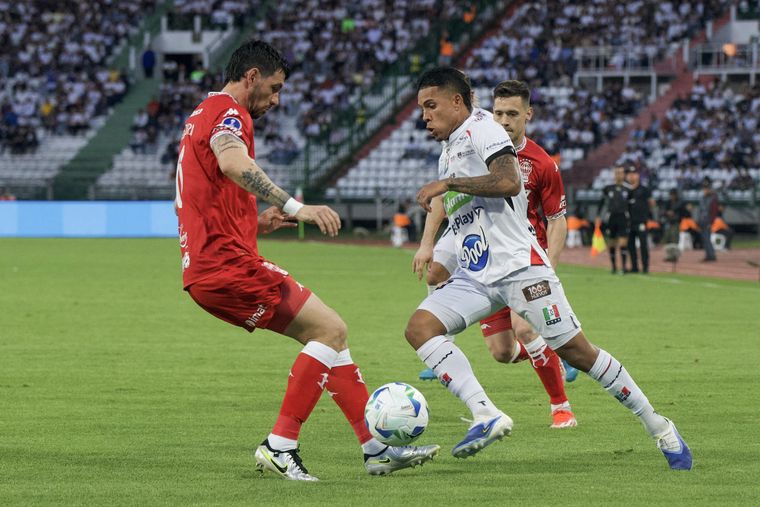 Huracán perdió con Once Caldas en el Estadio Palogrande.