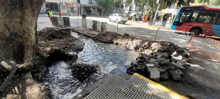 Una empresa contratista rompió un caño maestro en Ciudad de Mendoza y Aysam trabaja en la reparación. Hay pérdidas importantes y tránsito afectado.