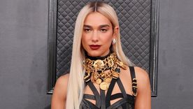 Dua Lipa determina que los jeans tiro bajo son la tendencia 2022 en pantalones de denim Foto: E! Online