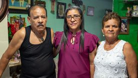 Ernesto Mendoza e Isidora Gómez con su hija Jovana, a 37 años de vivir en primera persona la invasión de EE.UU. a Panamá. Ernesto Mendoza e Isidora Gómez con su hija Jovana, a 37 años de vivir en primera persona la invasión de EE.UU. a Panamá.