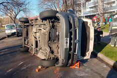 La combi escolar fue impactada por una camioneta y volcó