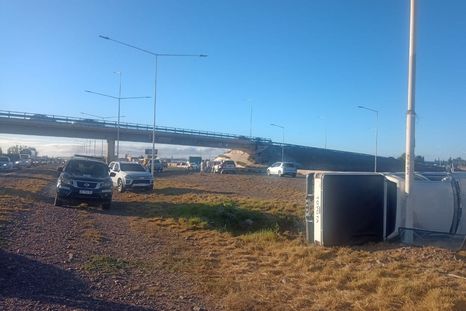 Vuelco en Acceso Este Foto: gentileza