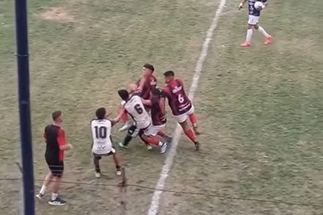 Jugadores de ambos equipos se trenzaron en la mitad de la cancha y todo quedó registrado. Jugadores de ambos equipos se trenzaron en la mitad de la cancha y todo quedó registrado.