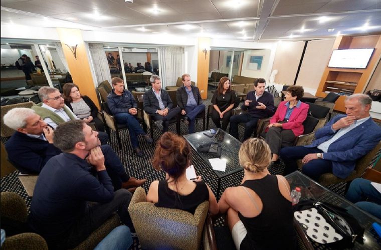 Suarez estuvo sentado junto a Uñac, gobernador de San Juan. Foto: Prensa Gobernación.