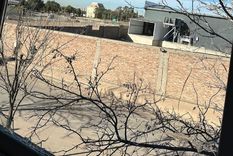 Una vista hacia el barrio 8 de Abril desde una ventana violentada en La Bastilla Foto: Gentileza