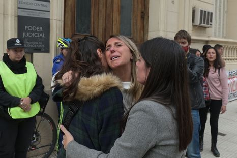 Madres de los niños en la puerta del Poder Judicial tras la condena Foto: Télam