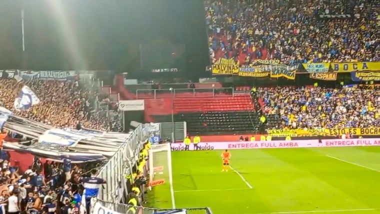 Las hinchadas de Boca y Gimnasia protagonizaron un lamentable episodio en cancha de Newells. Foto: Captura @Nicolas_Ferre
