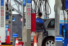 Las ventas de combustibles aumentaron en marzo pero los conductores se vuelcan más a productos tradicionales, abandonando los premium, lo que afecta la rentabilidad de las estaciones de servicio. Foto: ALF PONCE MERCADO / MDZ