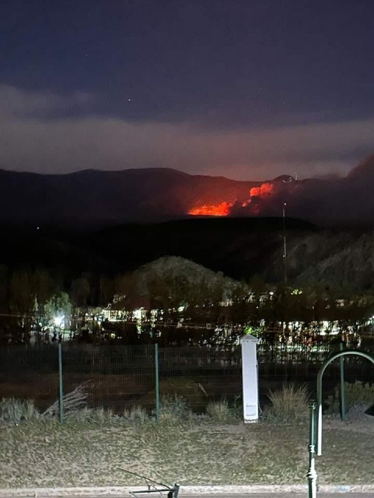 Las llamas se extienden en la zona del Challao Foto: MDZ