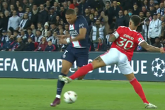 la tremenda patada de otamendi a mbappe en psg-benfica y la reaccion del frances la tremenda patada de otamendi a mbappe en psg-benfica y la reaccion del frances