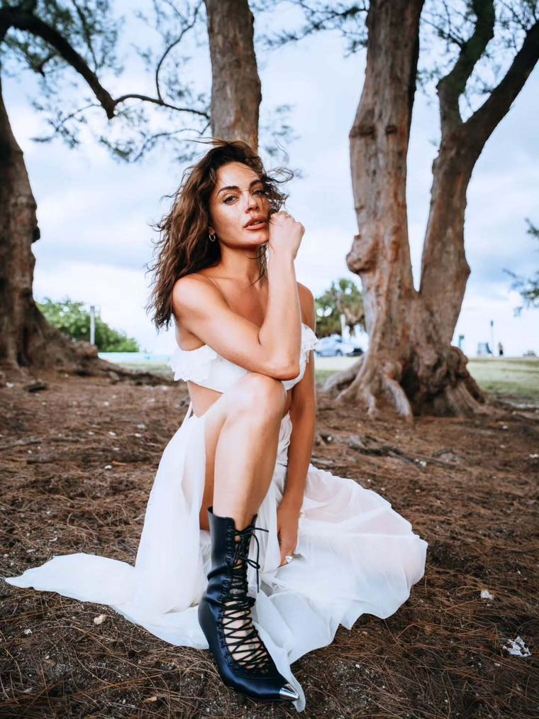 Una estética bruja moderna, con texturas que flotaban y calzado que pisaba fuerte. Una estética bruja moderna, con texturas que flotaban y calzado que pisaba fuerte.