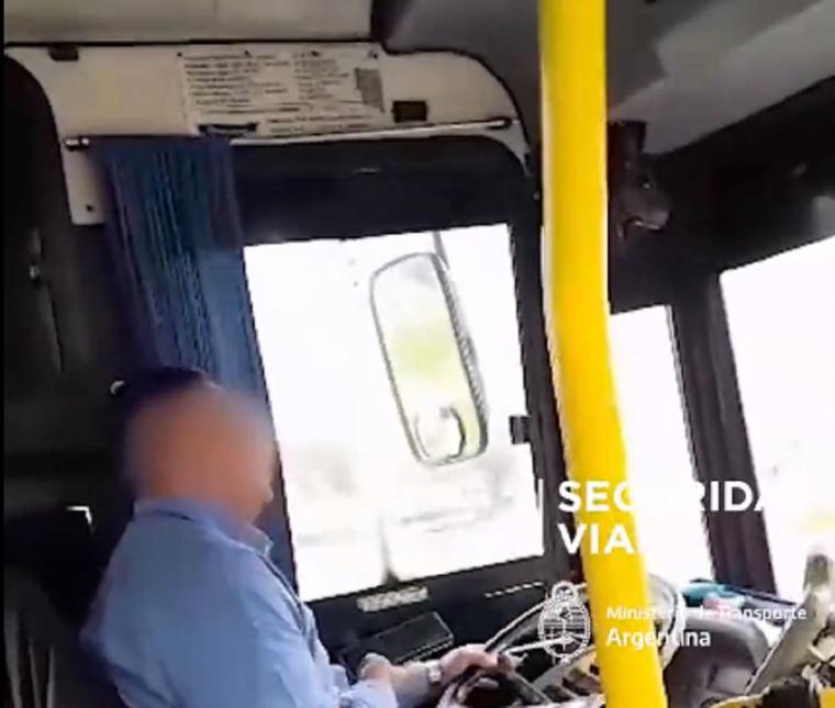 El chofer fue filmando por un pasajero, quien luego lo denunció ante las autoridades nacionales y provinciales. Foto: ANSV