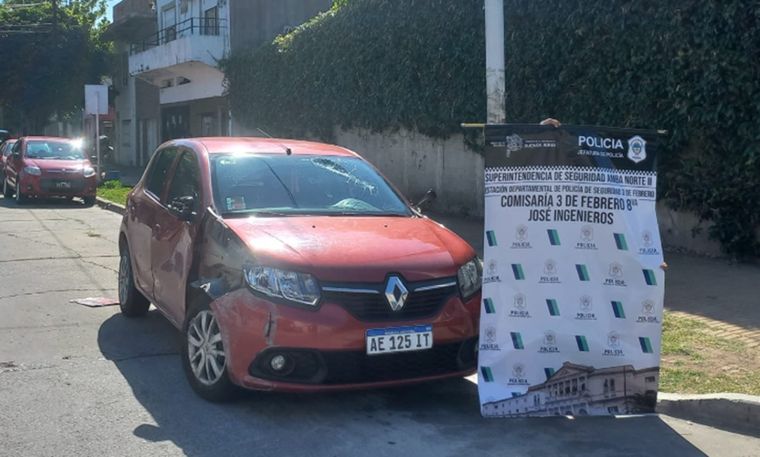 Los efectivos hallaron el vehículo a cuatro cuadras del lugar.  Foto: X