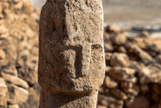 El relieve hallado en el yacimiento arqueológico de Karahantepe muestra afilados rasgos faciales, una nariz pequeña y ojos hundidos.