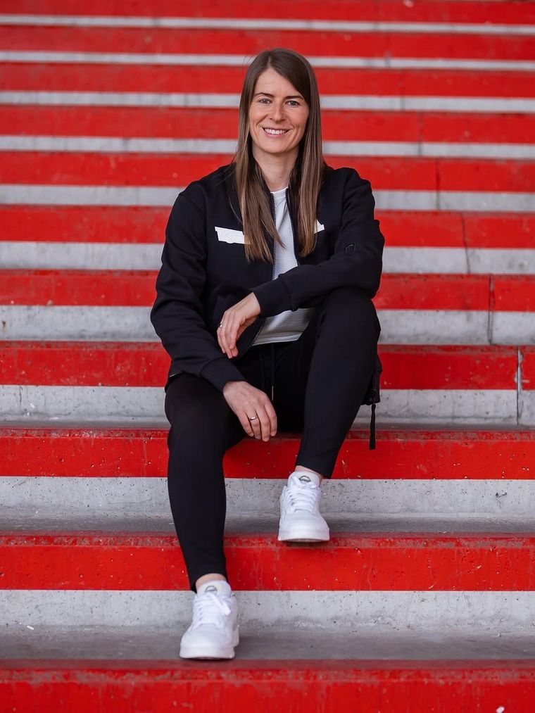 La entrenadora asumirá de forma interina en un contexto deportivo exigente para el equipo. La entrenadora asumirá de forma interina en un contexto deportivo exigente para el equipo.