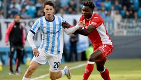Baltasar Rodríguez y Jordy Caicedo disputan el balón en el Cilindro de Avellaneda. No pasaron del 0-0, pero se vieron favorecidos por el empate de Tigre en Rosario.&nbsp;