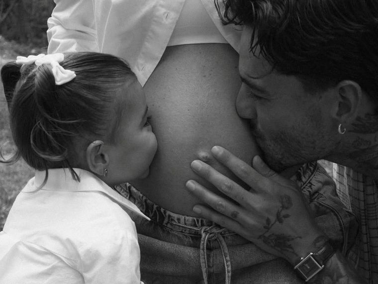 El cantante mostró al mundo su nuevo hijo.