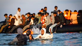 Los migrantes utilizan precarias lanchas inflables para cruzar el Canal de la Macha desde Francia a Inglaterra. Los migrantes utilizan precarias lanchas inflables para cruzar el Canal de la Macha desde Francia a Inglaterra.