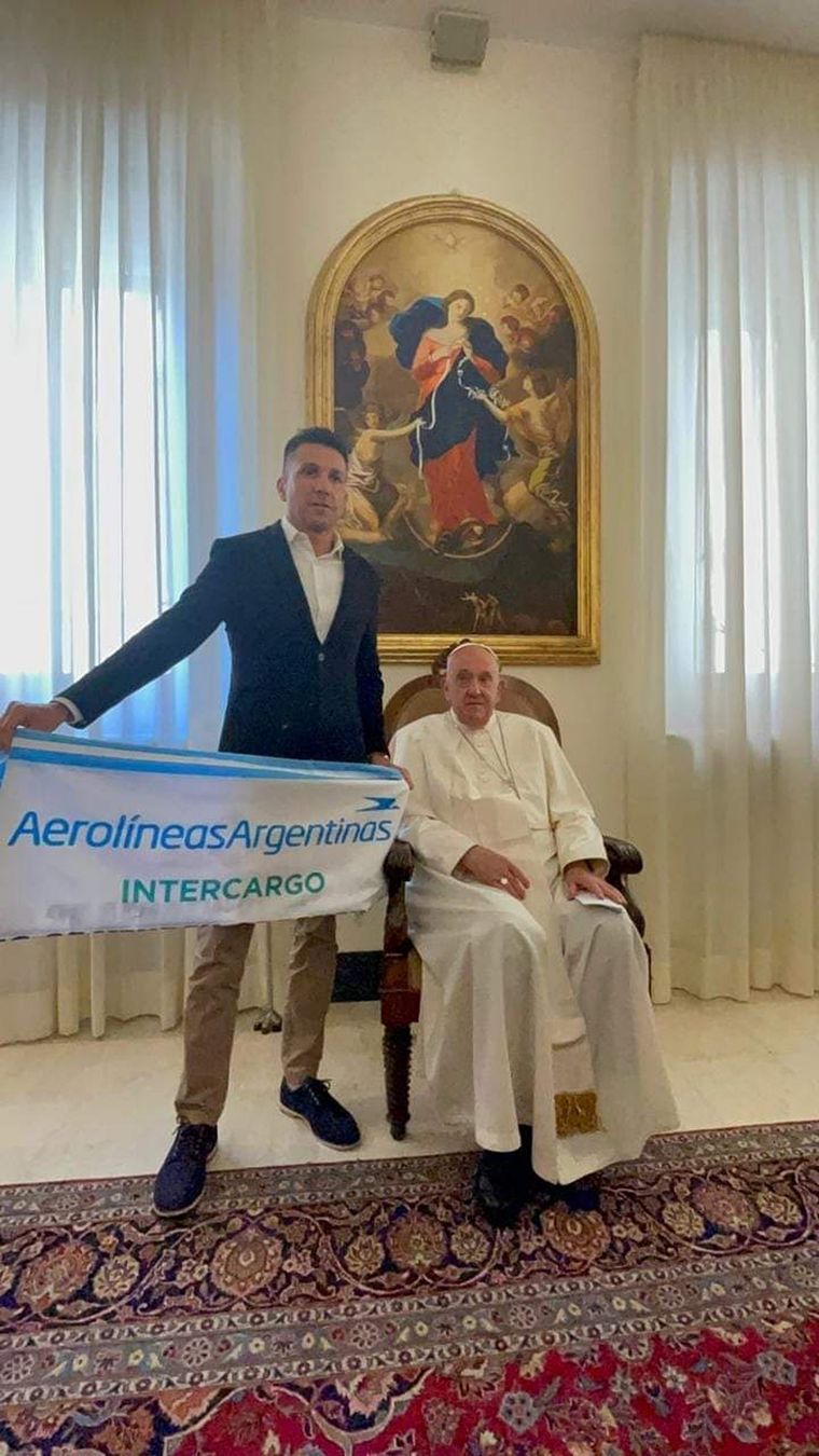 El Papa posó con una bandera de Aerolíneas Argentinas en el medio del debate por la Ley Bases Foto: Aeronavegantes X