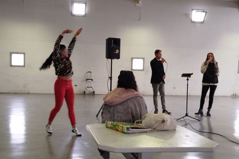 Griselda López Zalba y Mariano Leotta cantan Nessun dorma y una mujer baila en la cárcel. Foto Ulises Naranjo Griselda López Zalba y Mariano Leotta cantan Nessun dorma y una mujer baila en la cárcel. Foto Ulises Naranjo