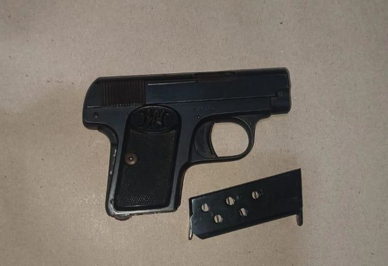 pistola secuestrada riña godoy cruz.jpg