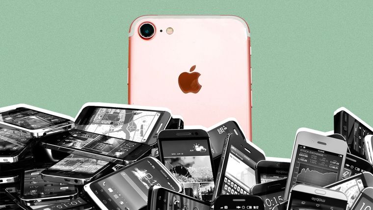El primer iPhone cambia la historia de Apple y de los teléfonos móviles para siempre con su interfaz táctil.