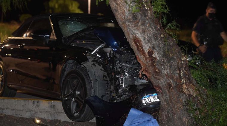 El auto impactó de lleno contra las tres personas que se encontraban sentadas en la orilla Foto: TELAM