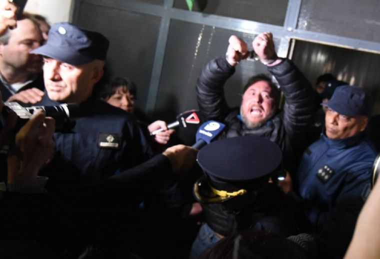 Roberto Macho saliendo de la Comisaría Tercera Foto: Maximiliano Ríos / MDZ