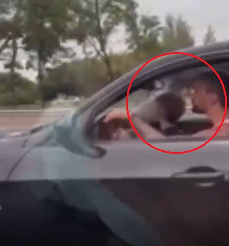 El sujeto fue grabado mientras conducía con su hijo en brazos